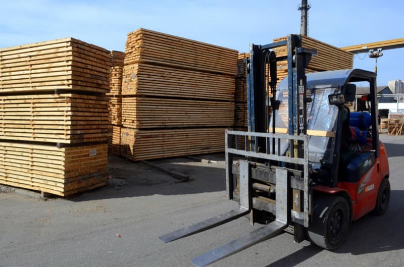 Visual of safety equipment with both LOLER and PUWER compliance marks.